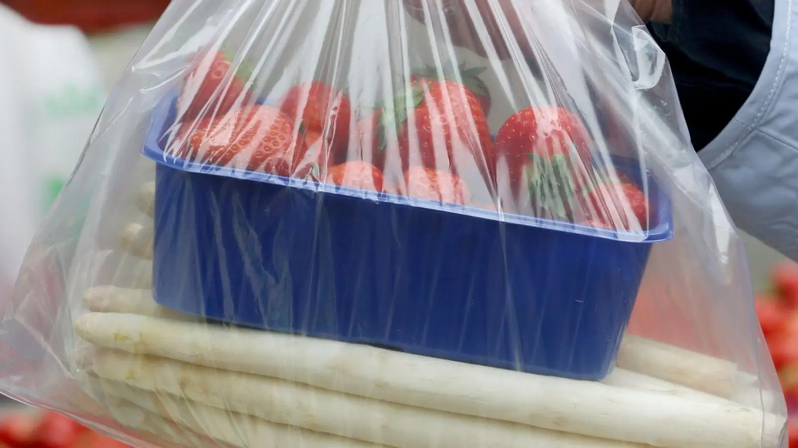 Erdbeeren und Spargel werden gern gemeinsam gekauft. (Foto: Roland Weihrauch/dpa)