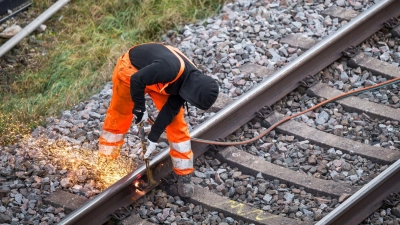 Bauarbeiten sorgen für Schwierigkeiten auf der Bahnstrecke. (Symbolbild: Daniel Vogl/dpa)
