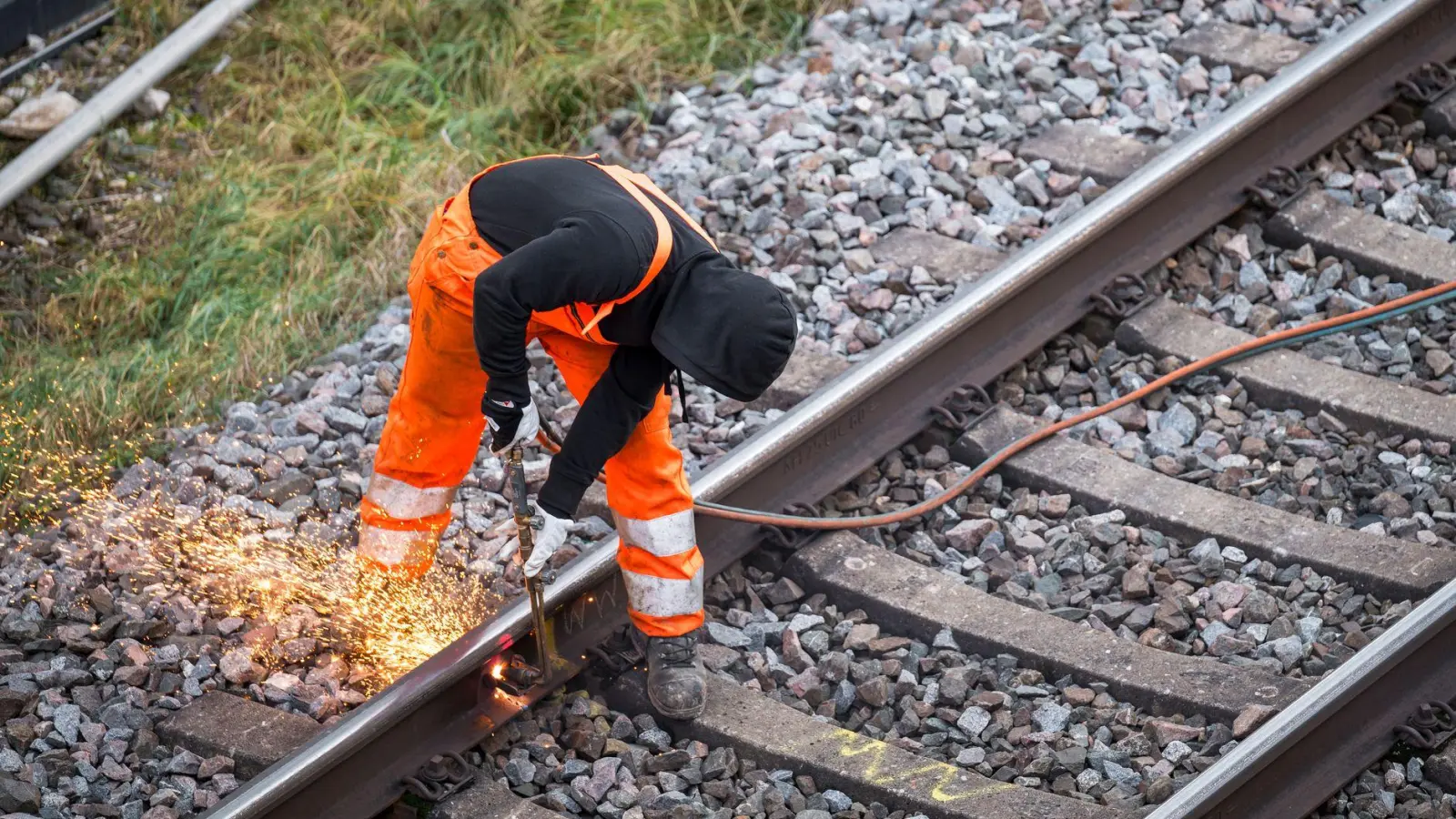 Bauarbeiten sorgen für Schwierigkeiten auf der Bahnstrecke. (Symbolbild: Daniel Vogl/dpa)