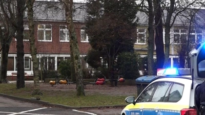 Ein Polizeiauto steht vor dem Gebäude einer  Grund- und Hauptschule in Lüdingworth. Dort hat ein Mädchen ein anderes mit einem Messer schwer verletzt. (Foto: -/Nord-West-Media TV/dpa)