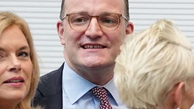 Jens Spahn war bei seiner Rückkehr in die Bundestagsfraktion ein beliebter Gesprächspartner. (Foto: Kay Nietfeld/dpa)