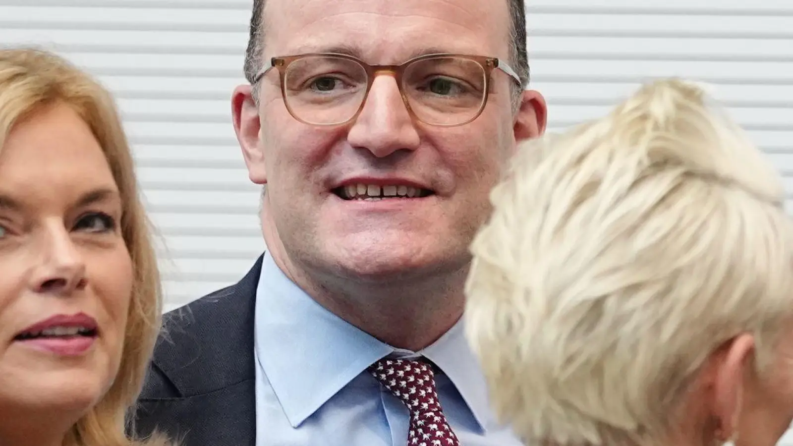 Jens Spahn war bei seiner Rückkehr in die Bundestagsfraktion ein beliebter Gesprächspartner. (Foto: Kay Nietfeld/dpa)