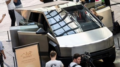 Teslas Cybertruck in der Mall of Berlin. Das Fahrzeug wird ab dieser Woche bis zum 7. Juli an über 100 Standorten in 20 Ländern zu sehen sein. (Foto: Fabian Sommer/dpa)
