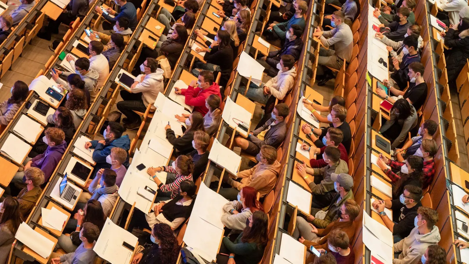Studierende sitzen in einem Hörsaal einer Universität. (Foto: Peter Kneffel/dpa/Symbolbild)