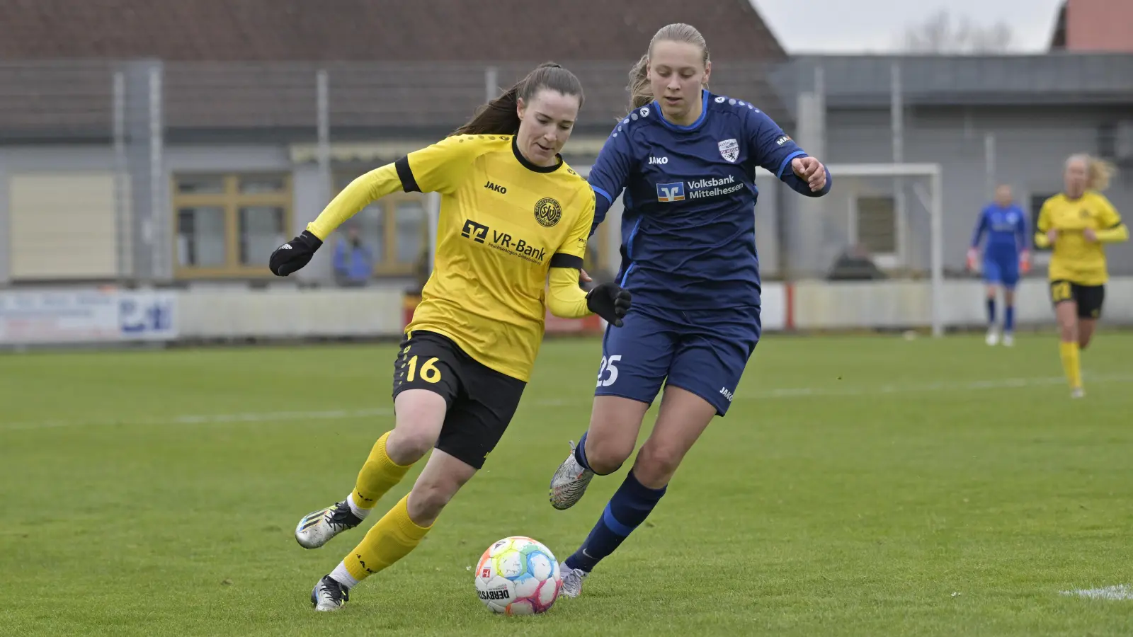 Ellen Riess (links, hier im Spiel gegen Wetzlar) legte schon nach gut 20 Minuten das 2:0 nach. (Foto: Martin Rügner)