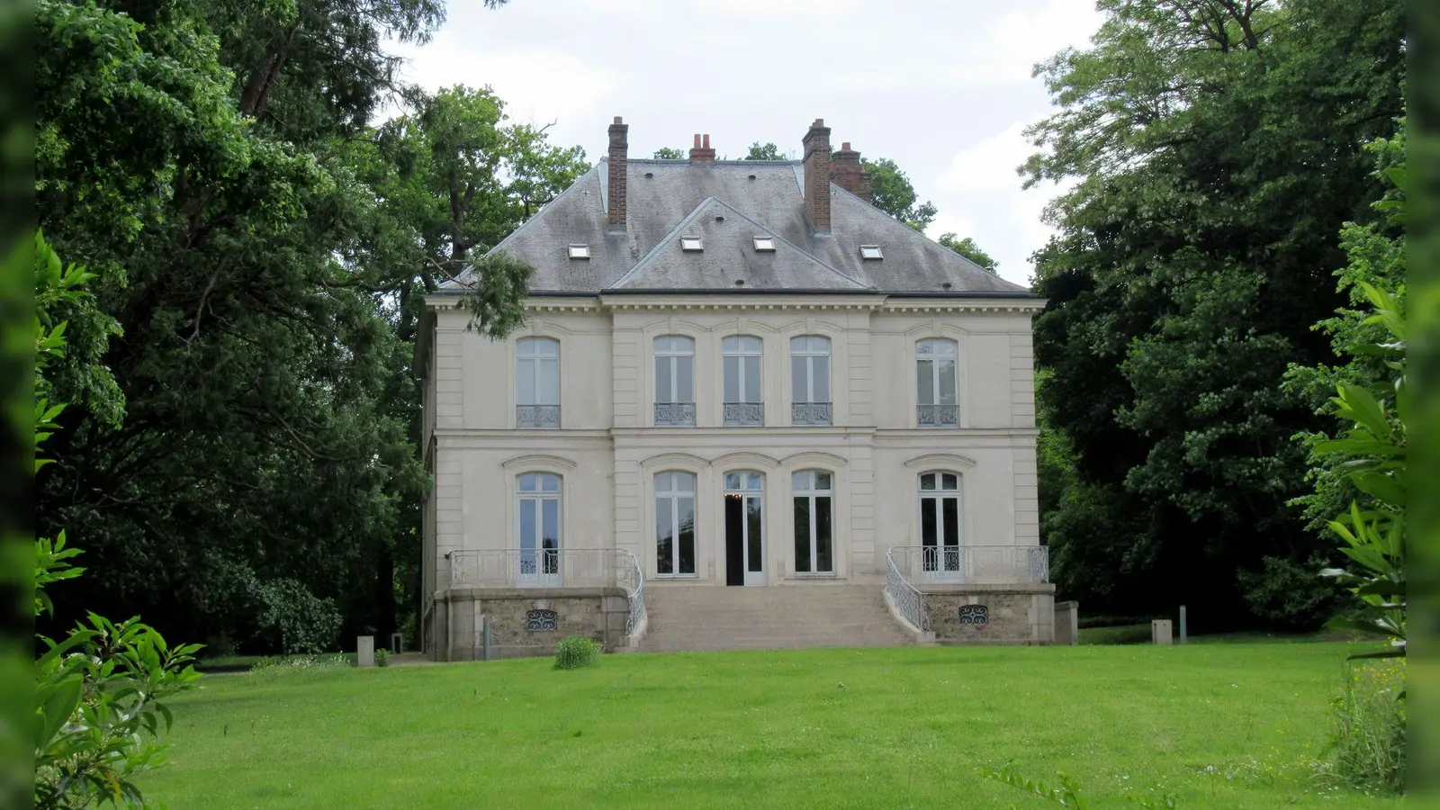 Das Anwesen von Karl Lagerfeld vor den Toren von Paris wurde nur knapp über dem Schätzwert verkauft. (Archivbild) (Foto: Sabine Glaubitz/dpa)