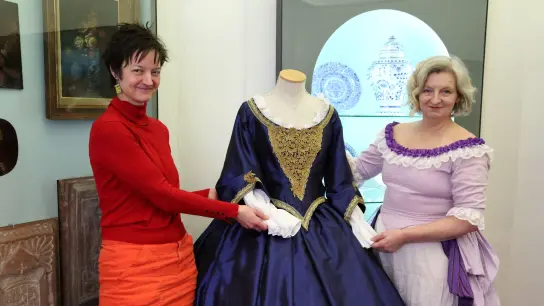 Haben sich für Lady Craven ein stattliches Kleid einfallen lassen: die Kostümbildnerin Veronika Stünkel (links) und Claudia Kucharski, die Leiterin des Theaters Kopfüber. (Foto: Martina Kramer)