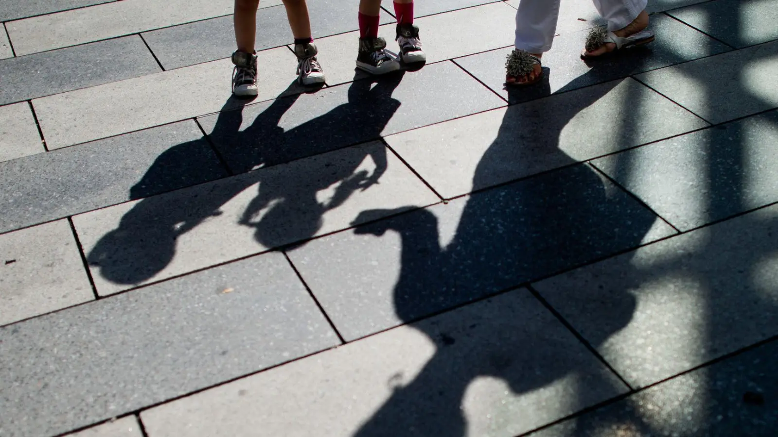 Gericht betont Grundsatz: Fehlverhalten der Eltern darf kein Maßstab für Sorgerechtsentzug sein. (Foto: Julian Stratenschulte/dpa/dpa-tmn)
