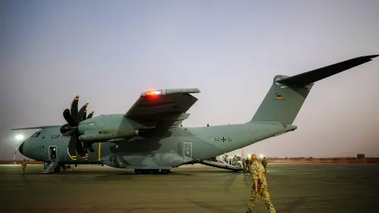 Ein Airbus A400M der Luftwaffe auf dem Flughafen von Niamey im Niger. (Foto: Kay Nietfeld/dpa)