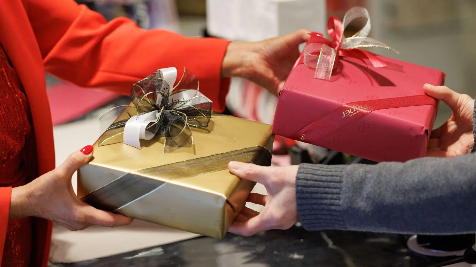 Manchmal geht&#39;s zurück: Ein Umtausch im Geschäft ist meist nur auf Kulanz möglich, bei mangelhafter Ware bestehen jedoch gesetzliche Ansprüche. (Foto: Friso Gentsch/dpa)