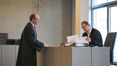 Verteidiger Matthias Kohla (links) informierte Oberstaatsanwalt Jürgen Krach über mehrere Beweisanträge, die er stellen wollte. (Foto: Andrea Walke)