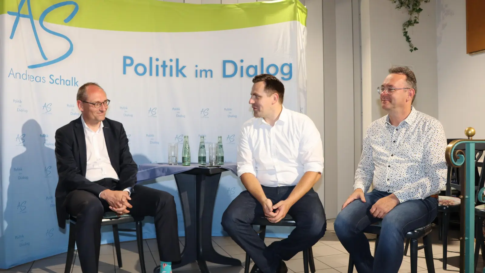 Die CSU-Landtagsabgeordneten Bernhard Seidenath (links) und Andreas Schalk (Mitte) sowie Bezirksrat Herbert Lindörfer suchten in Aurach den Dialog zu gesundheitspolitischen Themen. (Foto: Thomas Schaller)