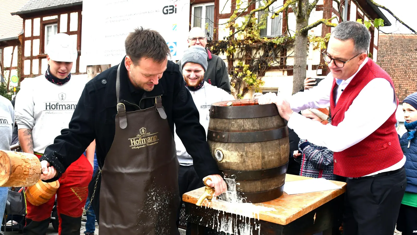 Bürgermeister Markus Helmreich hat bei der Kerwa schon mal den Bieranstich geübt. (Foto: Gudrun Schwarz-Köhler)