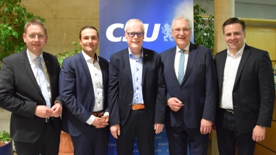 Dr. Jürgen Pfeiffer (Mitte) stand im Mittelpunkt der Veranstaltung. Landrat Dr. Jürgen Ludwig, CSU-Ortsvorsitzender Sebastian Gaukler, Innenminister Joachim Herrmann und Landtagsabgeordneter Andreas Schalk (von links) würdigten das kommunalpolitische Wirken des Heilsbronner Bürgermeisters. (Foto: Florian Schwab)