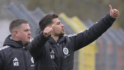 Rollenverständnis und Führungsidentität: Darum ging es für Niklas Reutelhuber (rechts, links Co-Trainer Matthias Rascher) zum Start des Lehrgangs. (Foto: Martin Rügner)