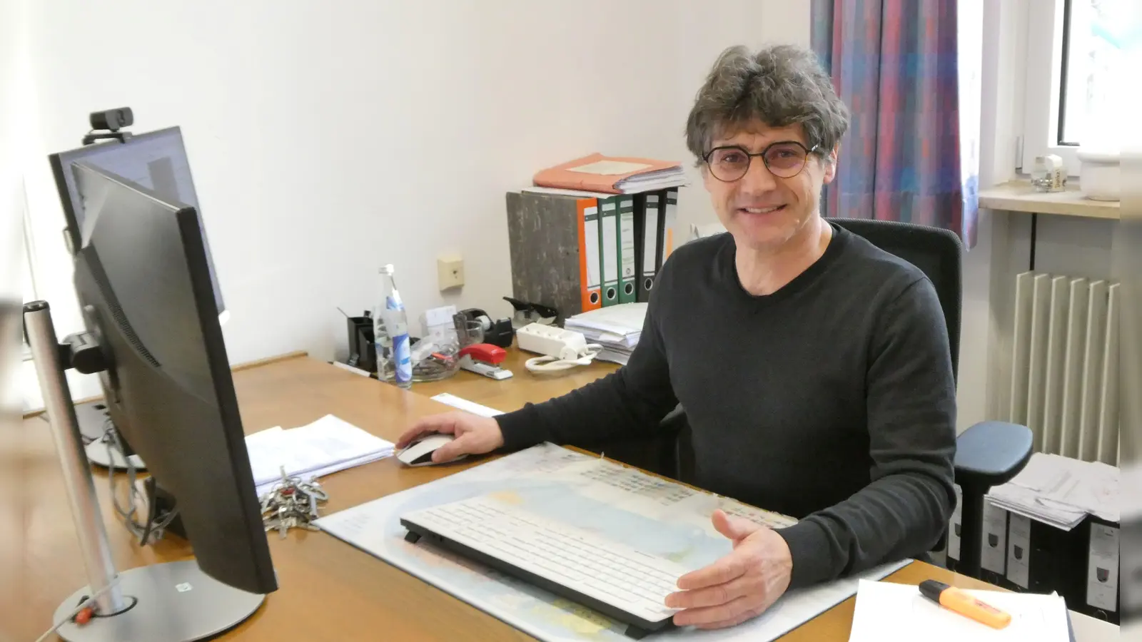 Martin Schachner analysiert gerne Strukturen. Als Bürgermeister von Röckingen hat er sich auf diese Weise intensiv mit dem Wassermanagement gefasst. Von seinen Erfahrungen sollen nun auch andere Kommunen profitieren. (Foto: Walter Oberhäußer)