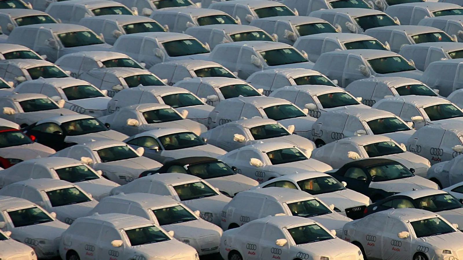 Bayerns Autoindustrie kämpft in ihren wichtigsten Exportmärkten China und USA mit großen Schwierigkeiten. (Symbolbild)   (Foto: Carsten Rehder/dpa)