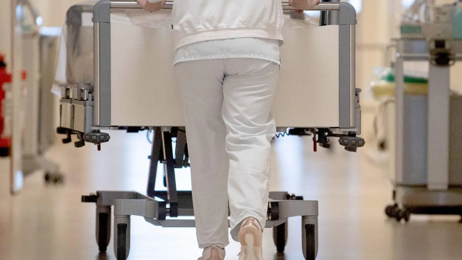 Der 55-Jährige aus Westmittelfranken musste am Kopf operiert werden. Seitdem geht er schwere Schritte zurück ins Leben. (Symbolbild: Marijan Murat/dpa)