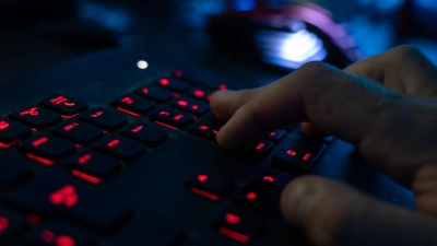 Ein Jugendlicher könnte Teil eines großen Hackerangriffs in Frankreich sein. (Archivbild) (Foto: Nicolas Armer/dpa)