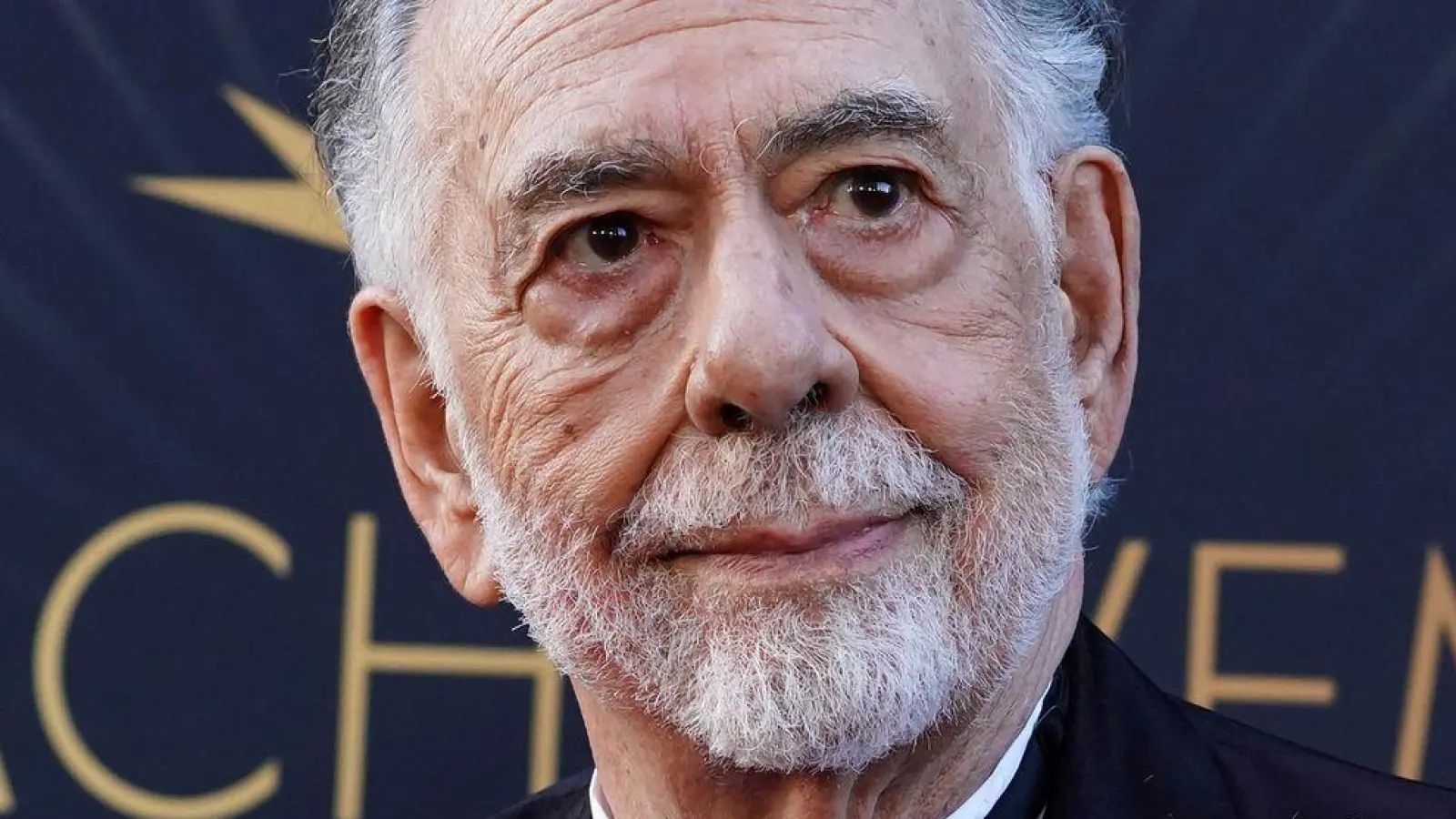 Der Regisseur hat seine Fans beruhigt: Es geht ihm gut. (Archivbild) (Foto: Jordan Strauss/Invision/AP/dpa)