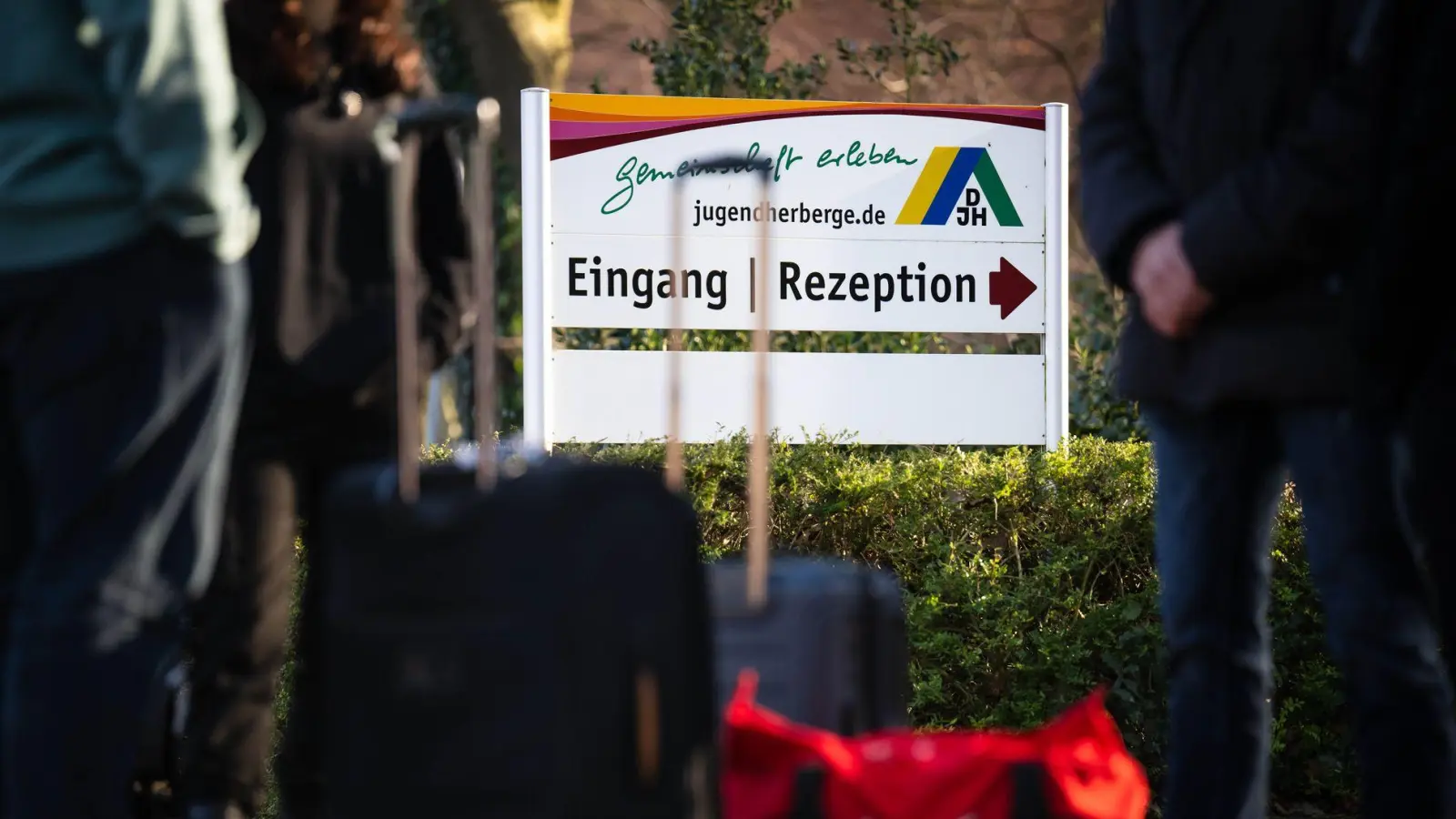 Viele erinnern sich noch nach Jahren an die Fahrten mit der Schule. (Symbolbild) (Foto: Sina Schuldt/dpa)