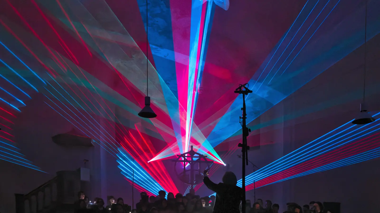 Das Zusammentreffen von Lichtinstallationen und Chormusik im Kirchenraum sorgte beim Publikum mitunter für ganz neue Sinneswahrnehmungen. (Foto: Martin Stumpf)