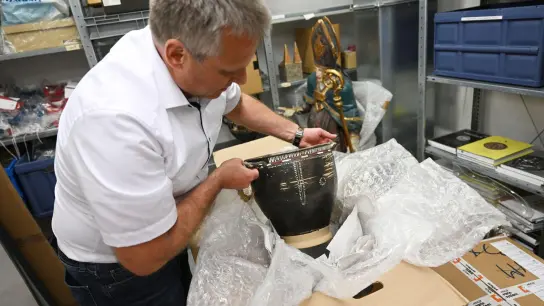 Kriminalhauptkommissar Christian Klein packt in der Asservatenkammer der Kunstfahndung des Landeskrimimalamts Bayern ein antikes Keramikgefäß aus Italien aus. (Foto: Angelika Warmuth/dpa)