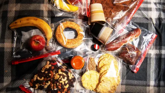 Maiswaffeln, Nüsse, Obst: Snacks wie diese sind gefragt, wenn sich an langen Festivaltagen zwischendurch der Hunger meldet. (Foto: Bernd Diekjobst/dpa-tmn)