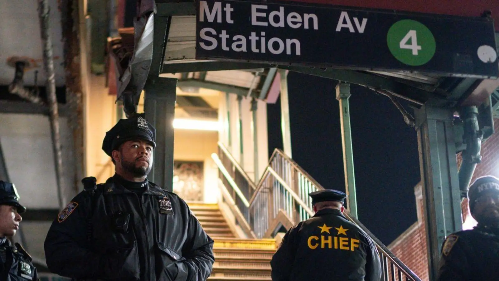 New Yorker Polizisten stehen nach Schüssen an der U-Bahn-Station Mount Eden Avenue im New Yorker Stadtbezirk Bronx Wache. (Foto: Eduardo Munoz Alvarez/FR171643 AP/dpa)