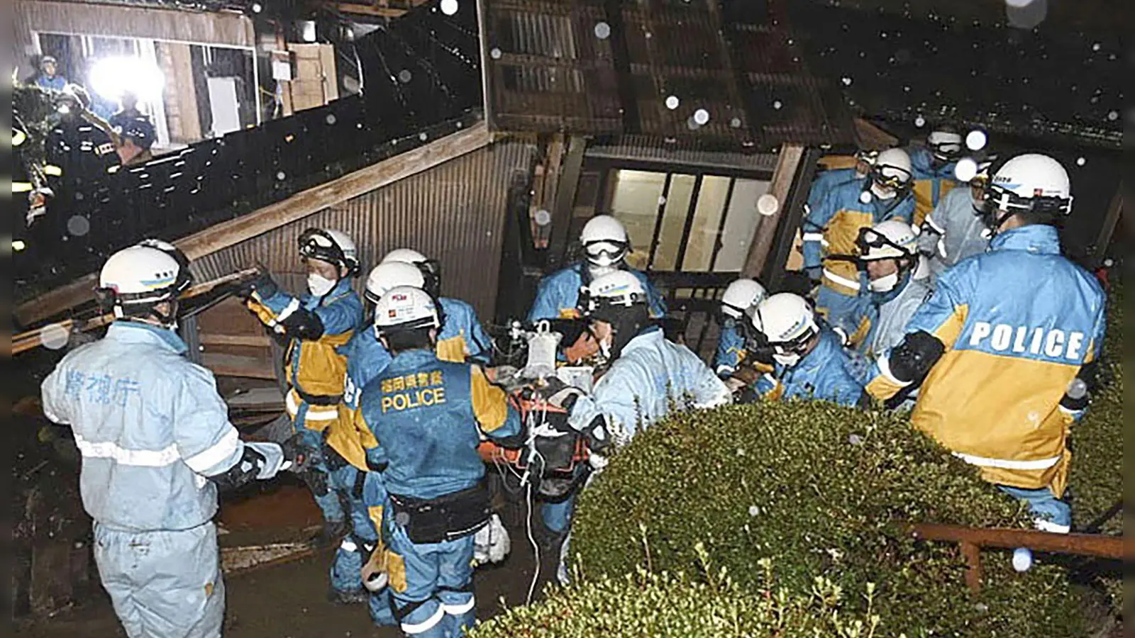 Polizisten retten im japanischen Suzu eine Frau aus einem eingestürzten Haus. (Foto: Uncredited/Metropolitan Police Department via Kyodo News/AP/dpa)