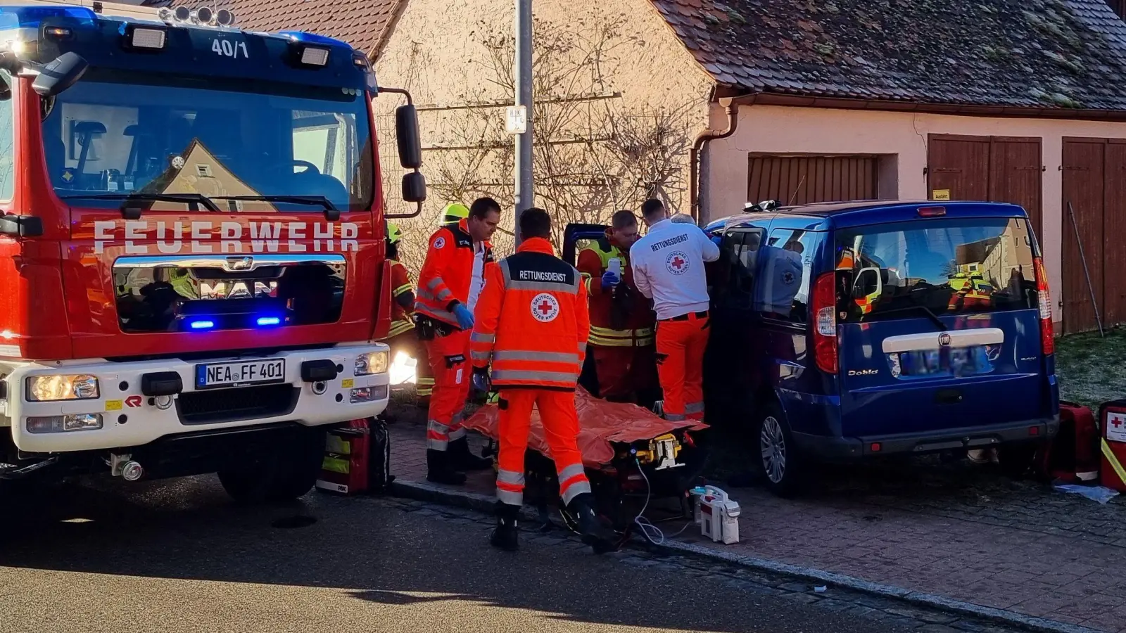 Ein größeres Aufgebot an Einsatzkräften versorgte die beiden mittelschwer Verletzten im Auto. (Foto: Rainer Weiskirchen)