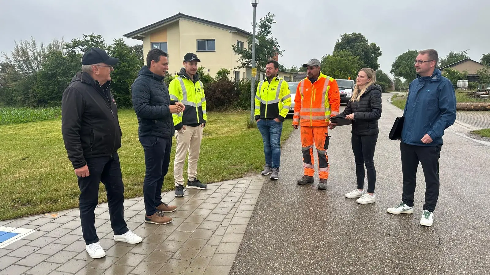 Alles ist vorbereitet: Zu einer letzten Besprechung trafen sich die Verantwortlichen und Mitarbeiter mit Bürgermeister Tobias Strauß (Zweiter von links). (Foto: Gemeinde Schnelldorf/Tina Hofmann-Meyer )