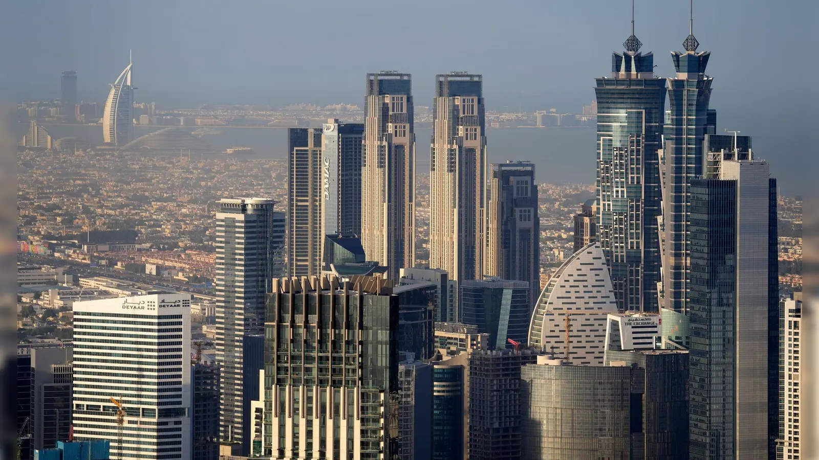 Einige beliebte Reiseziele liegen in der Golfregion, etwa Dubai – hier sind nun viele deutsche Urlauber gestrandet. (Archivbild) (Foto: Kamran Jebreili/AP/dpa)
