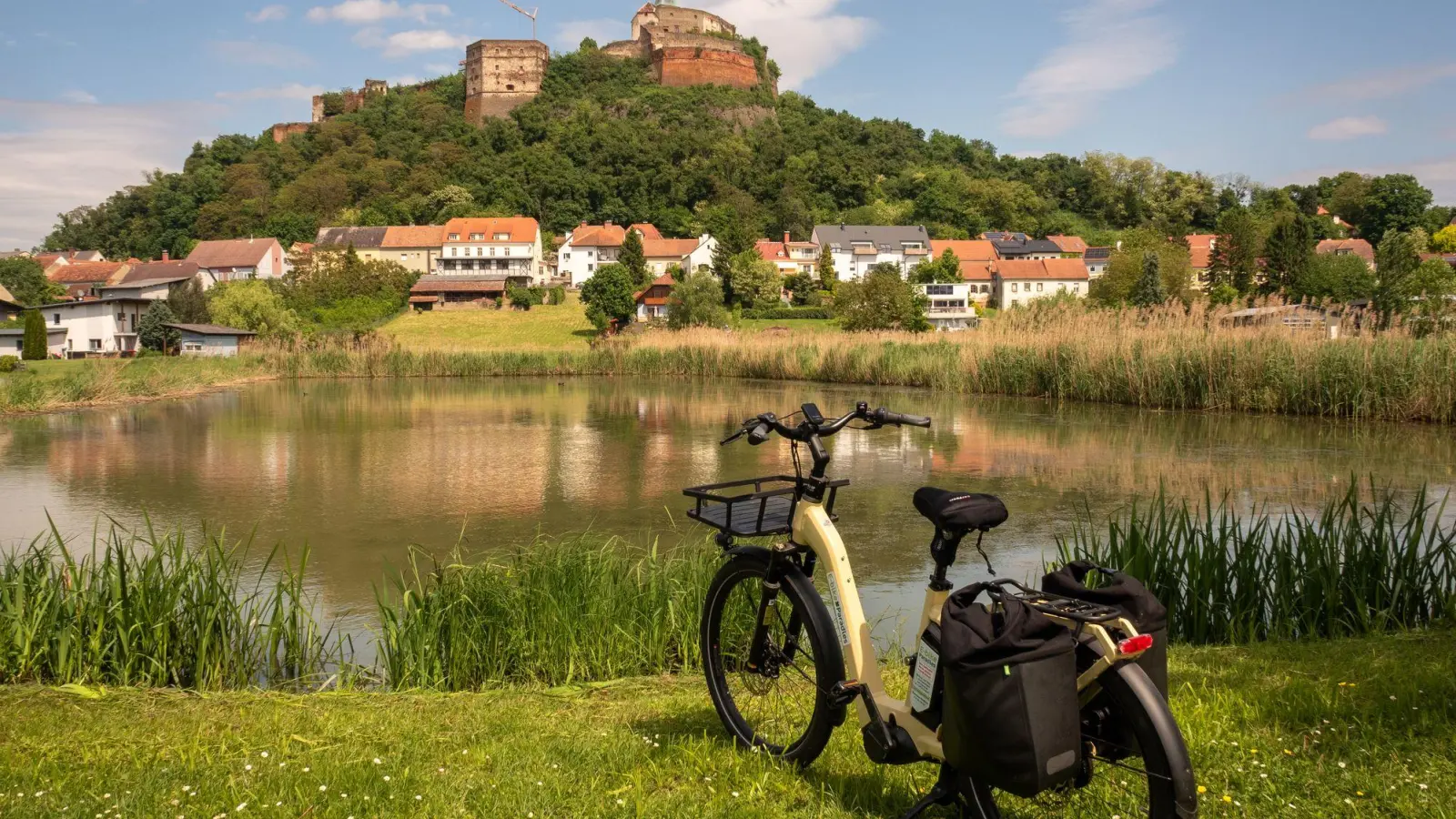 Sitzt auf einem erloschenen Vulkankegel: Burg Güssing, die auf der „Paradiesroute“ einer der schönsten Ausblicke bietet. (Foto: Andreas Drouve/dpa-tmn)