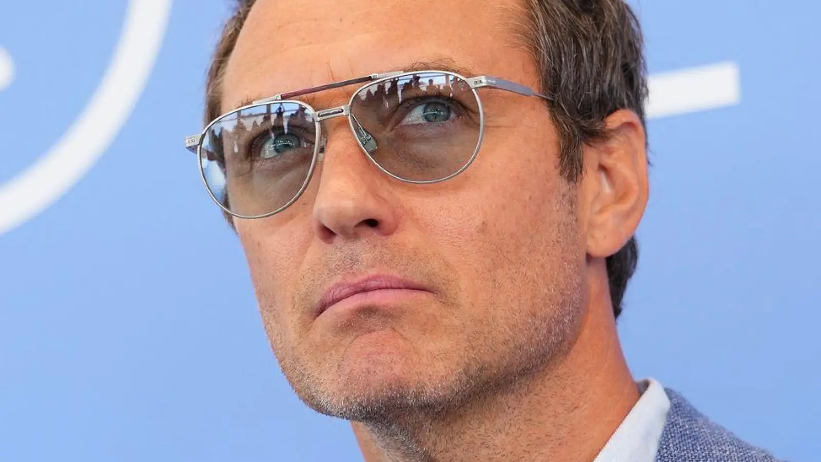 Jude Law bei seiner Ankunft in Venedig. (Foto: Scott A Garfitt/Invision/AP/dpa)