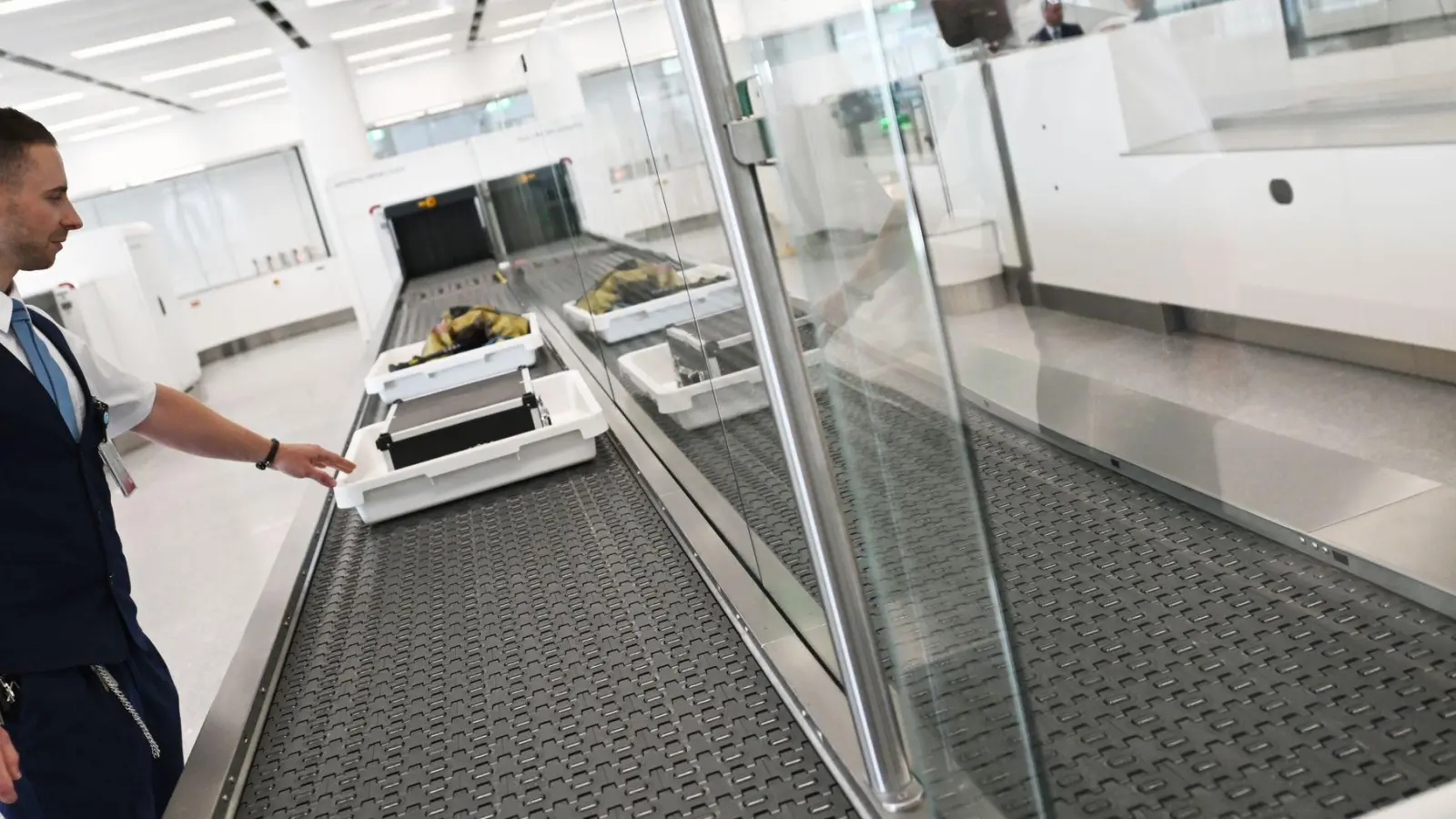 Durchsuchungen deckten den versuchten Drogenschmuggel auf: Am Flughafen wurde der Zoll fündig. (Symbolbild) (Foto: Angelika Warmuth/dpa)