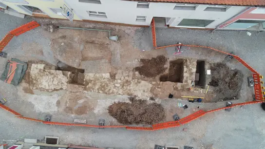 Im Jahr 2019 haben Archäologen die Fundamente des 1811 abgebrannten Spitaltors sowie Reste der Stadtmauer freigelegt. Die Funde wurden konserviert und verschwanden danach unter dem neuen Pflaster. Jetzt soll ihre Lage visualisiert werden. (Foto: Stadt Feuchtwangen / Dr. Reinhard Reck)