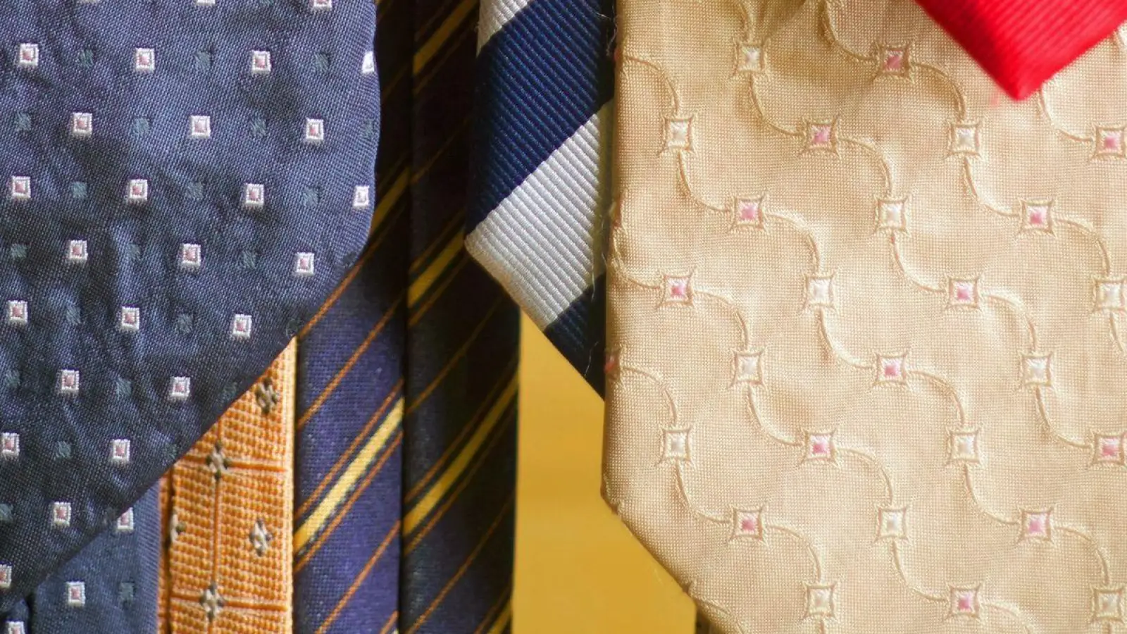 Die Arbeit im Honeoffice ist eine unerfreuliche Entwicklung für Krawattenhersteller, denn nur die allerwenigsten Männer legen daheim den gleichen Wert auf Chic wie im Büro. (Foto: Carsten Hoefer/dpa)