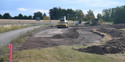 Mit dem Anlegen einer provisorischen Behelfsfahrbahn nördlich der Staatsstraße hat der Bau des Kreisverkehrs am östlichen Stadtrand von Leutershausen begonnen. (Foto: Wolfgang Grebenhof)