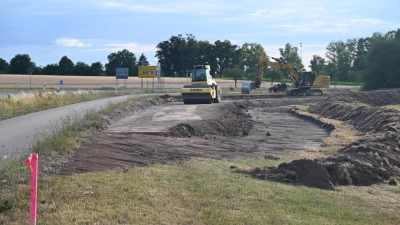 Mit dem Anlegen einer provisorischen Behelfsfahrbahn nördlich der Staatsstraße hat der Bau des Kreisverkehrs am östlichen Stadtrand von Leutershausen begonnen. (Foto: Wolfgang Grebenhof)