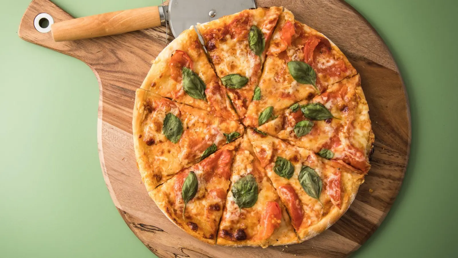Pizza kann man mit Fertigteig schnell selbst machen - doch manche sind besser als andere. (Foto: Christin Klose/dpa-tmn)