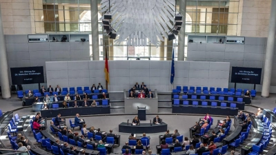 Der Bundestag hat mit der überwiegenden Zahl der Stimmen der Ampel-Fraktionen SPD, Grüne und FDP für die Einführung einer Bezahlkarte für Flüchtlinge votiert. Auch die AfD und das BSW stimmten dafür. (Foto: Michael Kappeler/dpa)