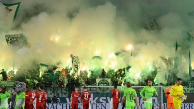 Auch die Wolfsburger Fans zünden Pyrotechnik. (Foto: Swen Pförtner/dpa)