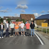 Landrat Marco Meier, Bürgermeister Werner Schuster (Windelsbach), Bürgermeister Gerhard Wachmeier (Markt Colmberg), Martin Schuldhaus vom Staatlichen Bauamt, Volker Oley und Patrick Fastner vom Ingenieurbüro i.u.t.-Ingenieure sowie Jochen König von der Baufirma Thannhauser (v.l.n.r.) freuten sich, die Kreisstraße AN 8 wieder für den Verkehr freigeben zu können. (Foto: Landratsamt Ansbach/Gabriela Raffel)