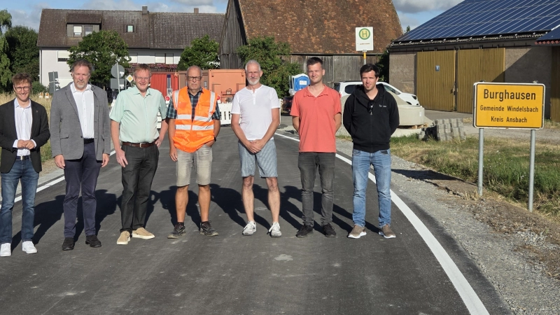 Landrat Marco Meier, Bürgermeister Werner Schuster (Windelsbach), Bürgermeister Gerhard Wachmeier (Markt Colmberg), Martin Schuldhaus vom Staatlichen Bauamt, Volker Oley und Patrick Fastner vom Ingenieurbüro i.u.t.-Ingenieure sowie Jochen König von der Baufirma Thannhauser (von links) freuten sich, die Kreisstraße AN8 wieder für den Verkehr freigeben zu können. (Foto: Landratsamt Ansbach/Gabriela Raffel)