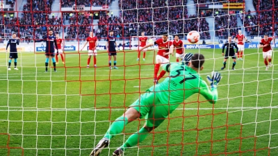 Hertha-Keeper Marcel Lotka machte gegen den SC Freiburg ein starkes Spiel. (Foto: Philipp von Ditfurth/dpa)