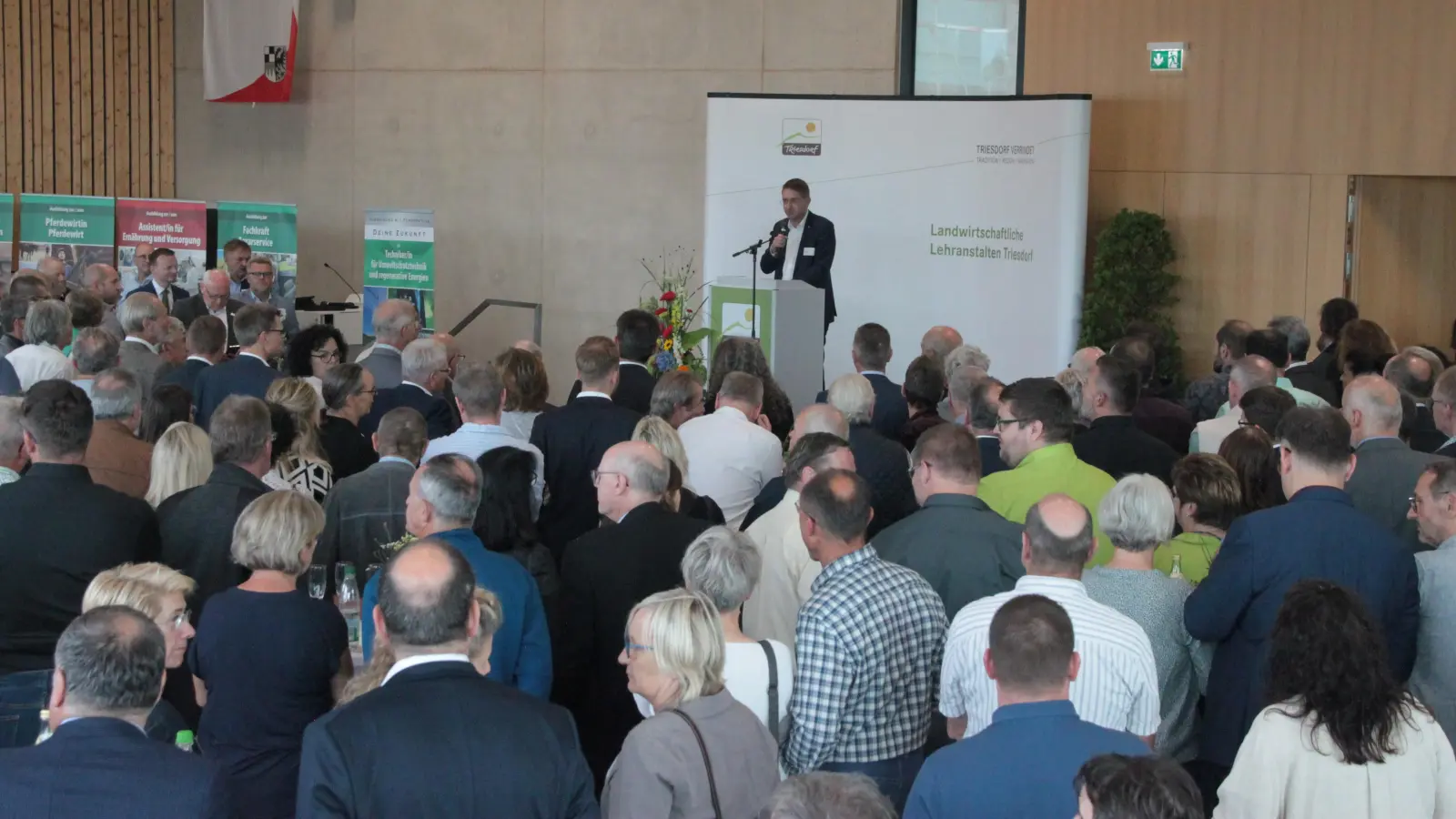 Landrat Dr. Jürgen Ludwig begrüßte die vielen Gäste beim Unternehmerabend des Landkreises im Zentrum für Energie und Landtechnik in Triesdorf und betonte die Bedeutung von Bildung für die Region. (Foto: Robert Maurer)