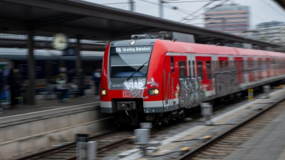 Künftig sollen Fahrgäste von Wasserburg bis München durchgängig mit der S-Bahn fahren. Der bisherige Umstieg in Ebersberg entfällt. (Symbolbild) (Foto: Peter Kneffel/dpa)