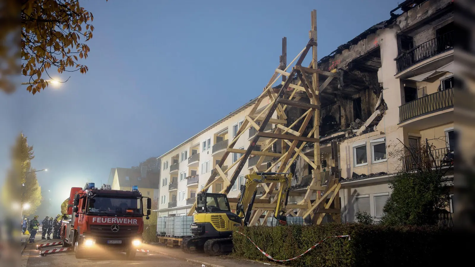 Mit einem Holzgerüst wurde das Gebäude stabilisiert. (Foto: Tizian Gerbing/dpa)