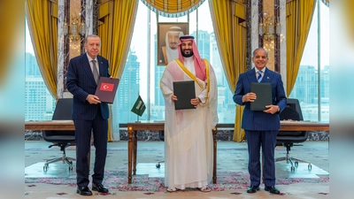 Der türkische Präsident Recep Tayyip Erdogan (l), der saudische Kronprinz Mohammed bin Salman (M) und Pakistans Ministerpräsident Shehbaz Sharif unterzeichneten den Verteidigungspakt in Mekka. (Foto: -/Saudi Press Agency/AP/dpa)